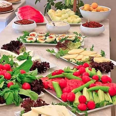 Lora *